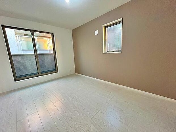 バルコニーに面した明るい洋室