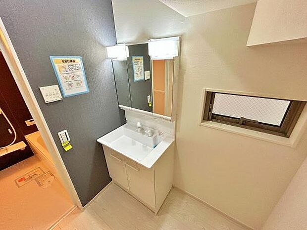 3面鏡の裏に収納があり洗面周りがスッキリ