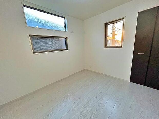 2面採光の明るい洋室です