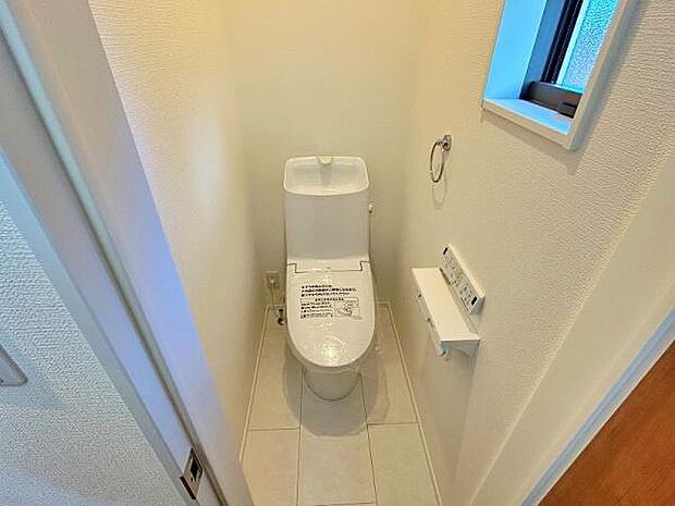 窓がある明るいトイレ