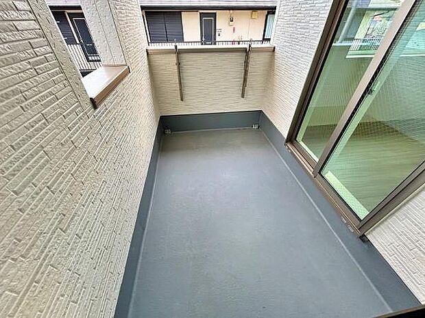 南向きの明るいバルコニーです