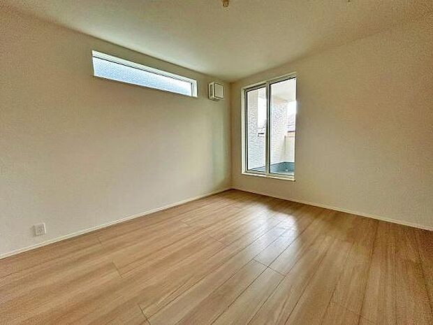 バルコニーに面した明るい洋室