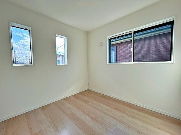 温かい雰囲気の洋室