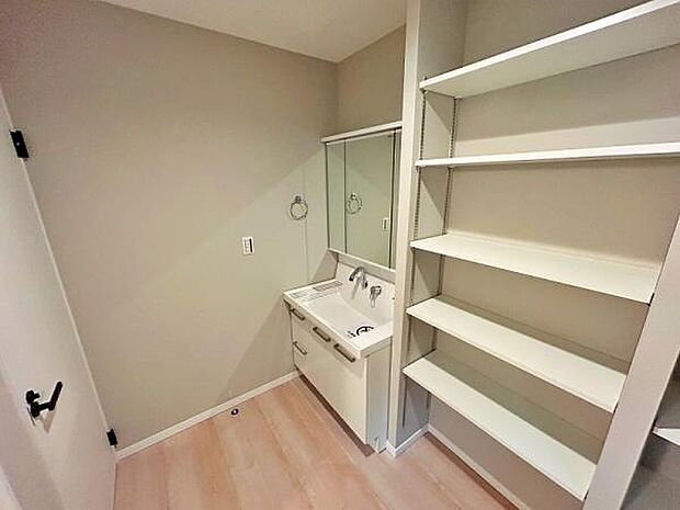 リネン庫があり収納充実の洗面室