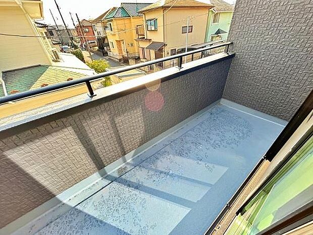 南向きの明るいバルコニーです