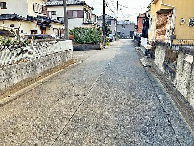交通量が少なめな前面道路で安心です