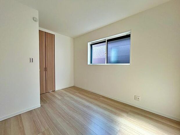 温かい雰囲気の洋室