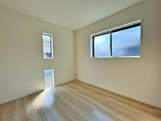 2面採光の明るい洋室