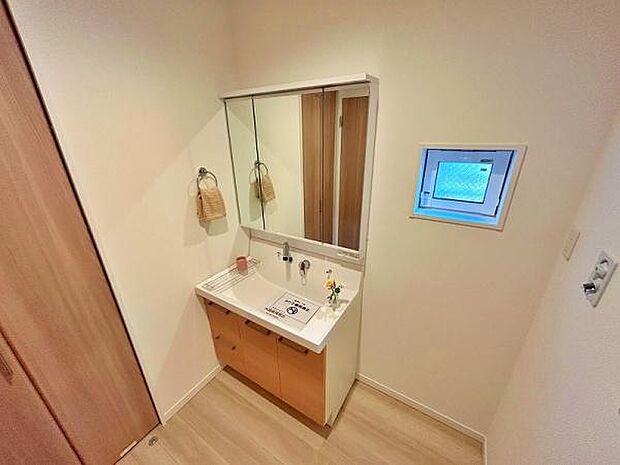 3面鏡の裏に収納があり洗面周りがスッキリ