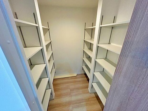 大型の嬉しいパントリーがあります!