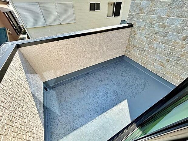 南向きの明るいバルコニーです