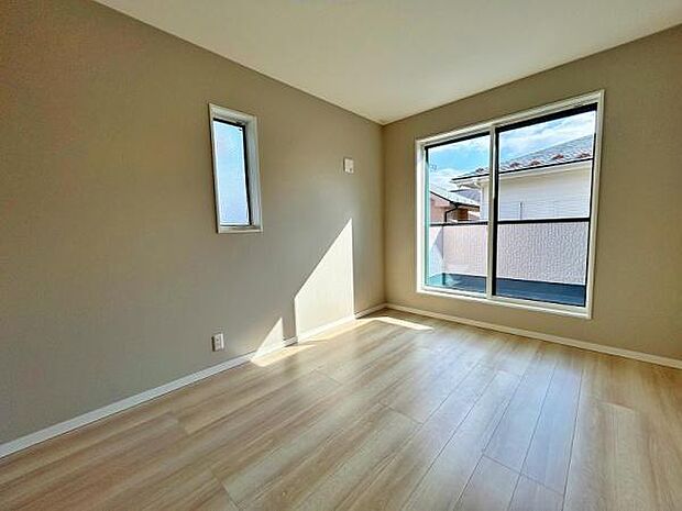 バルコニーに面した明るい洋室