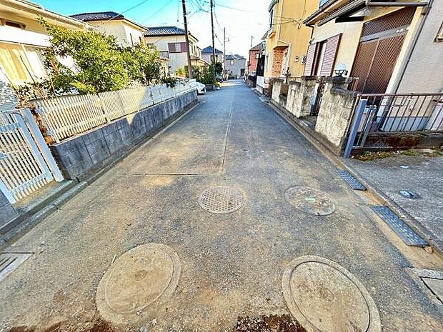 交通量が少なめな前面道路で安心です