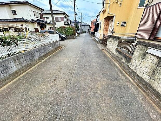 交通量が少なめな前面道路で安心です