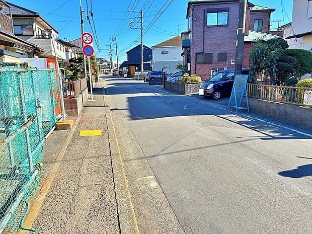 前面道路は広々6.5m