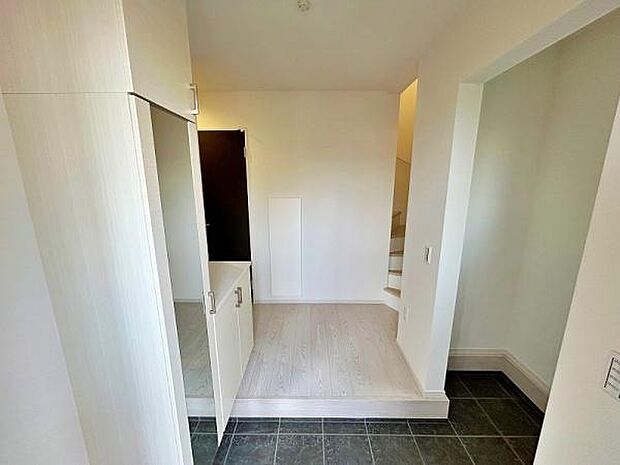 収納豊富な玄関です