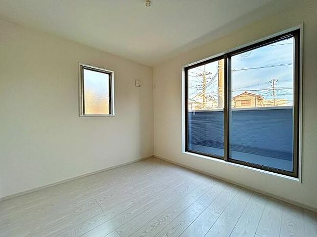 バルコニーに面した明るい洋室