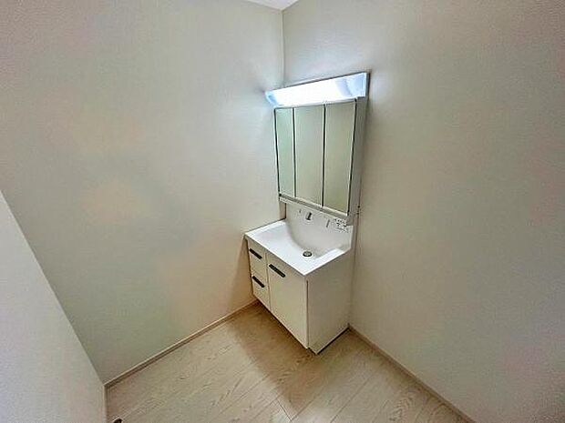 3面鏡の裏に収納があり洗面周りがスッキリ