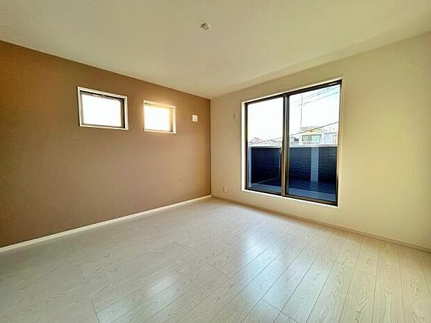 バルコニーに面した明るい洋室