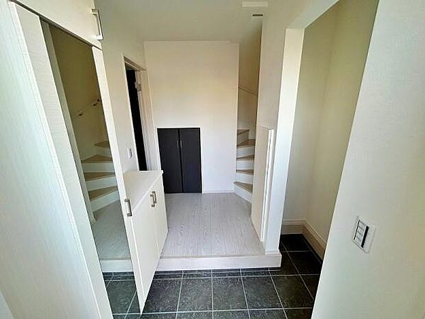 収納豊富な玄関です