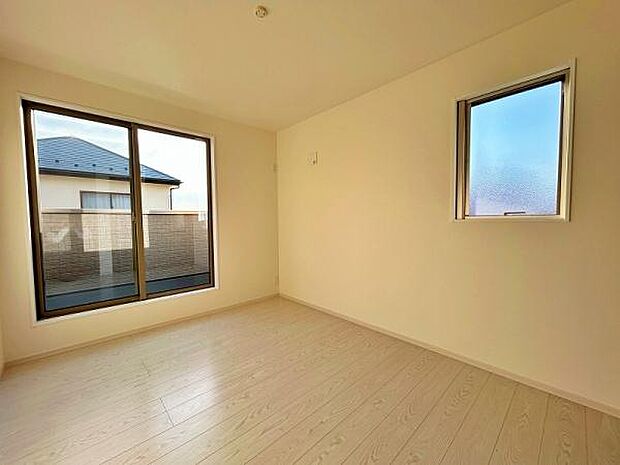 バルコニーに面した明るい洋室