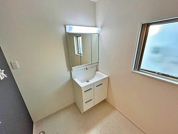 3面鏡の裏に収納があり洗面周りがスッキリ