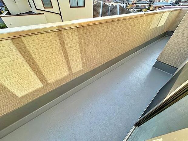 南西向きの明るいバルコニーです