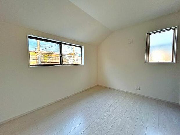 2面採光の明るい洋室です