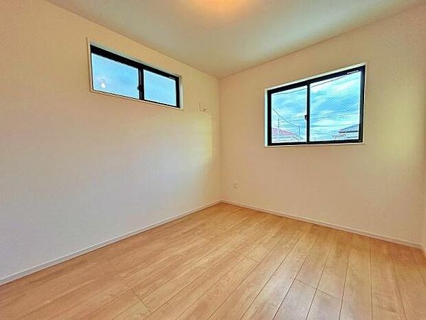 温かい雰囲気の洋室