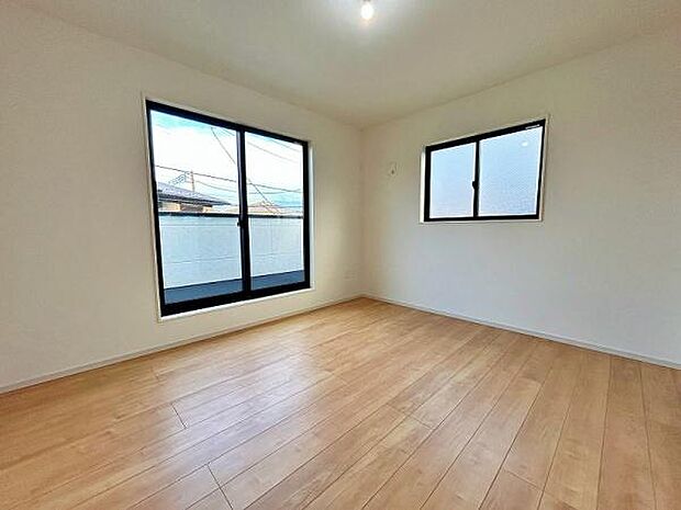 バルコニーに面した明るい洋室