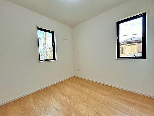 2面採光の明るい洋室