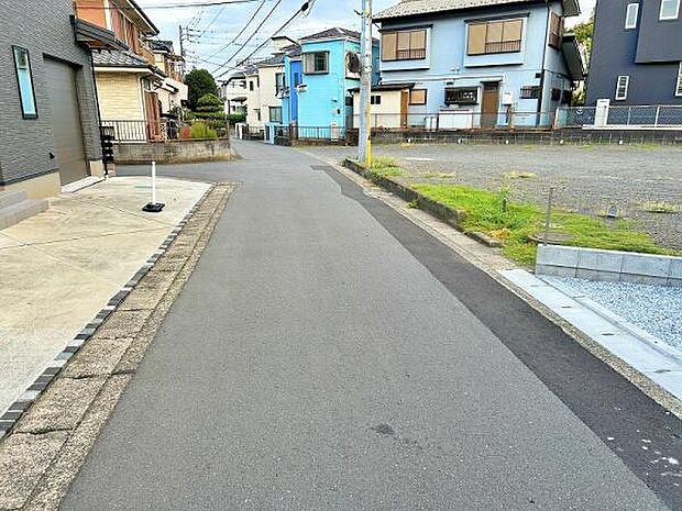 交通量が少なめな前面道路で安心です