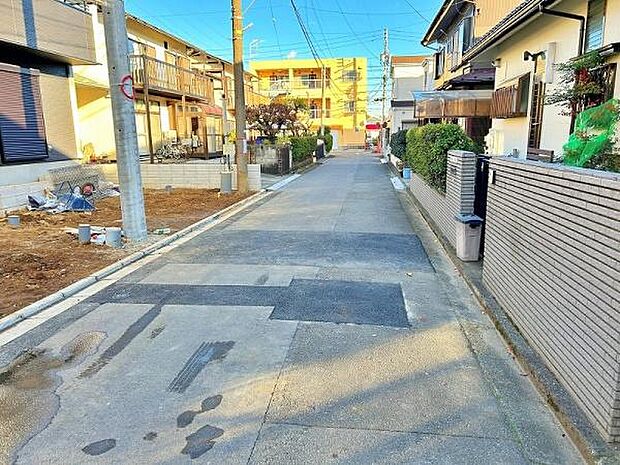 交通量が少なめな前面道路で安心です