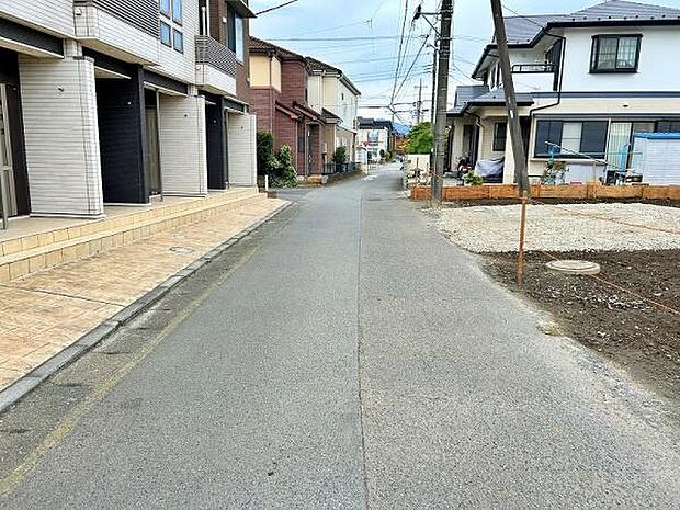 交通量が少なめな前面道路で安心です