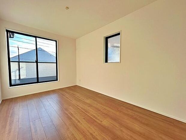 バルコニーに面した明るい洋室