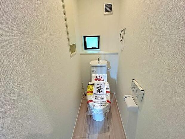 窓がある明るいトイレ