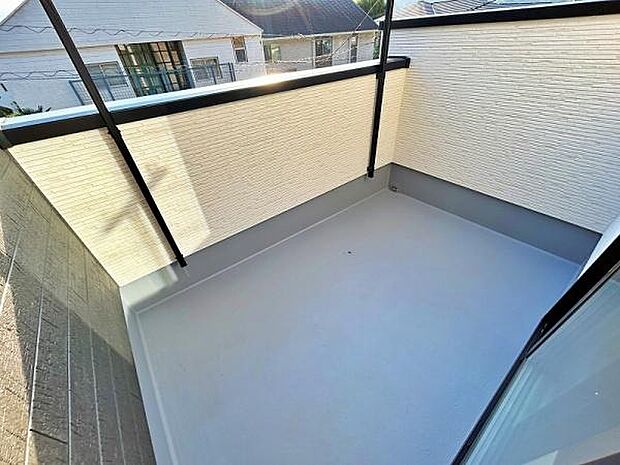 南西向きの明るいバルコニーです