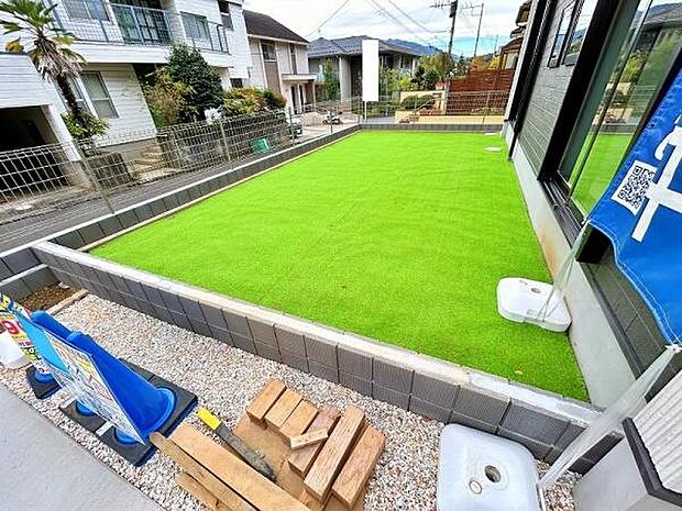 芝がきれいなお庭があります