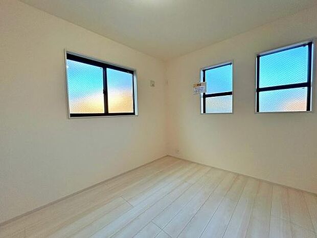 2面採光の明るい洋室