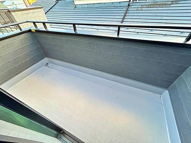 南向きの明るいバルコニーです