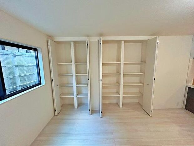 たっぷり収納ができる洋室