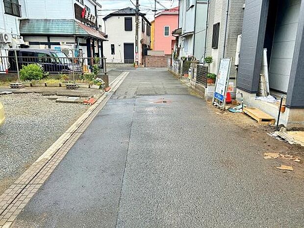 交通量が少なめな前面道路で安心です