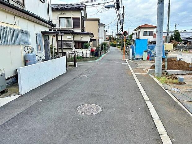 交通量が少なめな前面道路で安心です