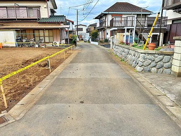 交通量が少なめな前面道路で安心です