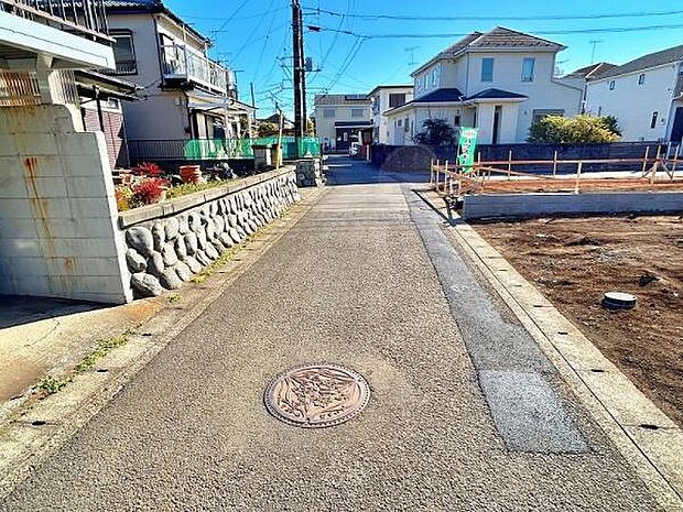 交通量が少なめな前面道路で安心です