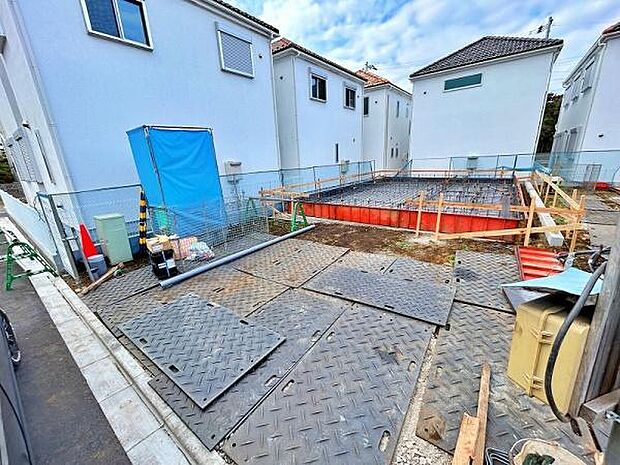 車は並列で2台駐車できます！