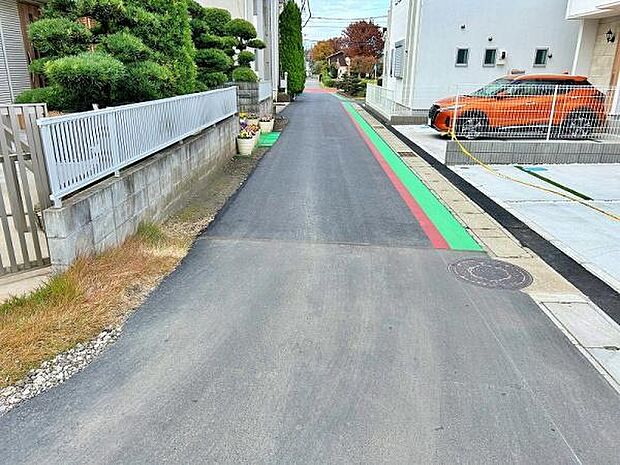 交通量が少なめな前面道路で安心です