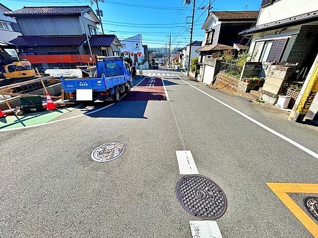 前面道路は広々