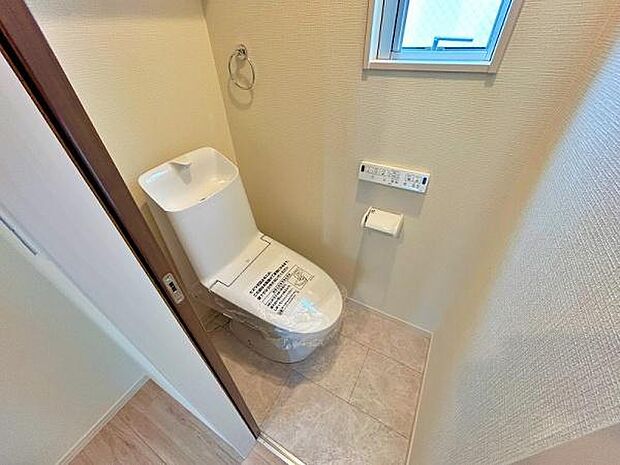 窓がある明るいトイレ