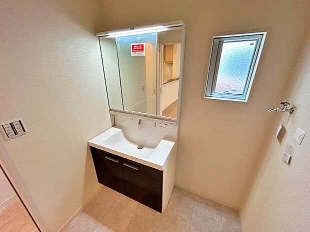 3面鏡の裏に収納があり洗面周りがスッキリ